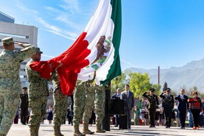 Al encabezar la ceremonia cívica del Día de la Bandera, el Gobernador, Samuel Alejandro García Sepúlveda