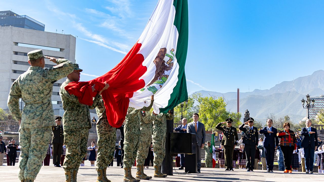 Al encabezar la ceremonia cívica del Día de la Bandera, el Gobernador, Samuel Alejandro García Sepúlveda