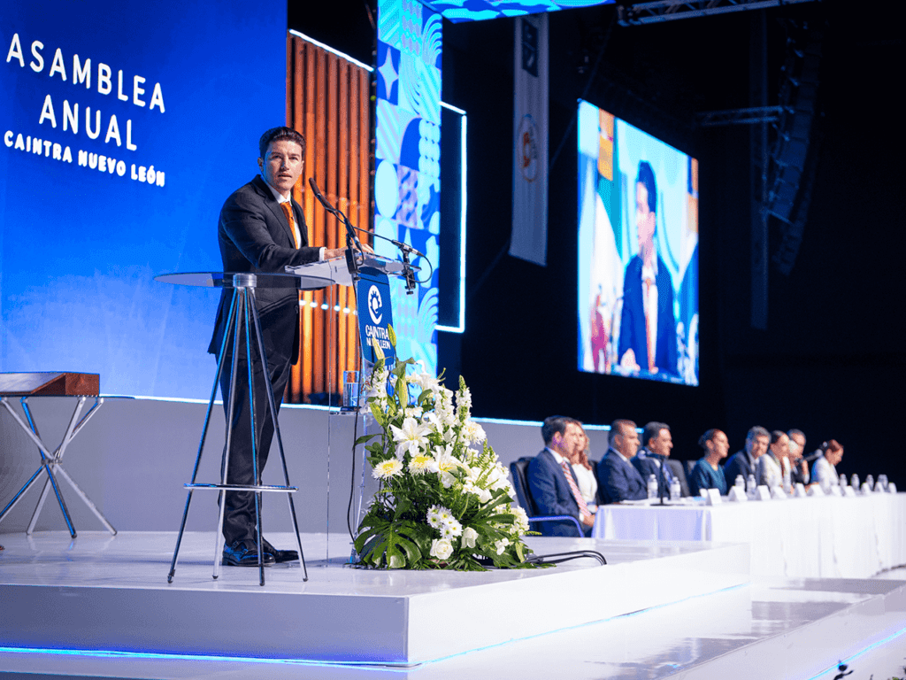Acuden Claudia Sheinbaum y Samuel García a toma de protesta de la CAINTRA