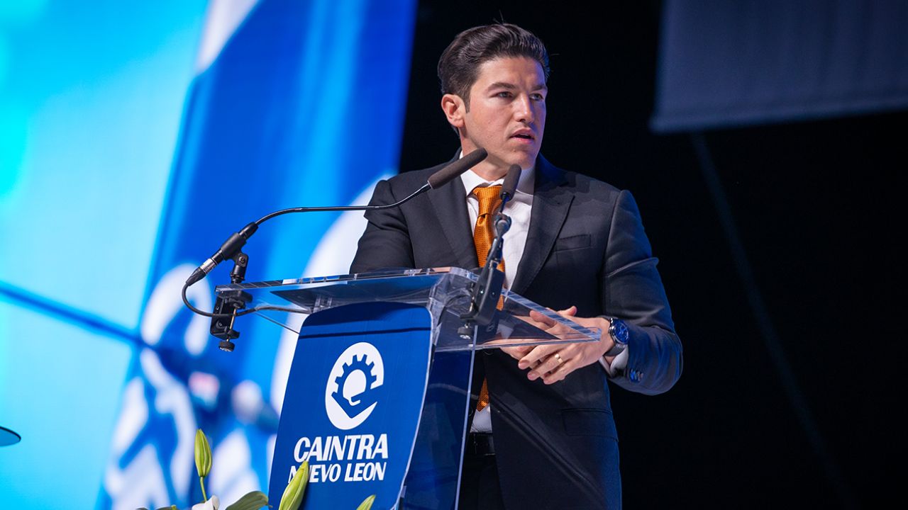 Acuden Claudia Sheinbaum y Samuel García a toma de protesta de la CAINTRA