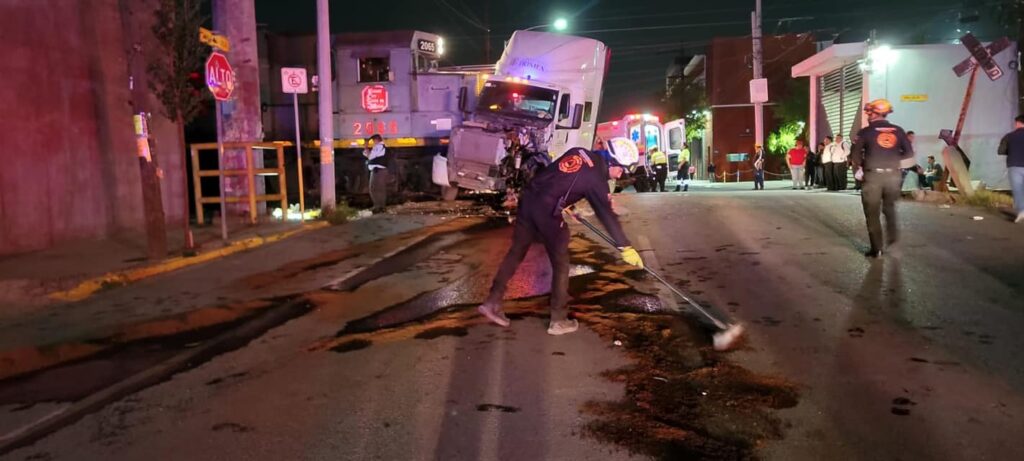 Tráiler choca contra tren en Monterrey en la colonia talleres; deja dos lesionados