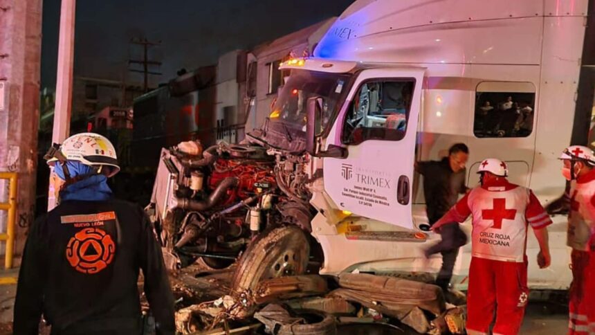 Tráiler choca contra tren en Monterrey en la colonia talleres; deja dos lesionados