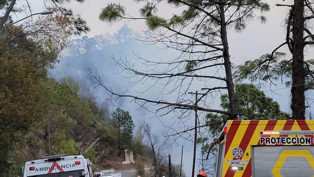 Vuelca camioneta en Nuevo León y deja 12 muertos; incidente provoca incendio forestal