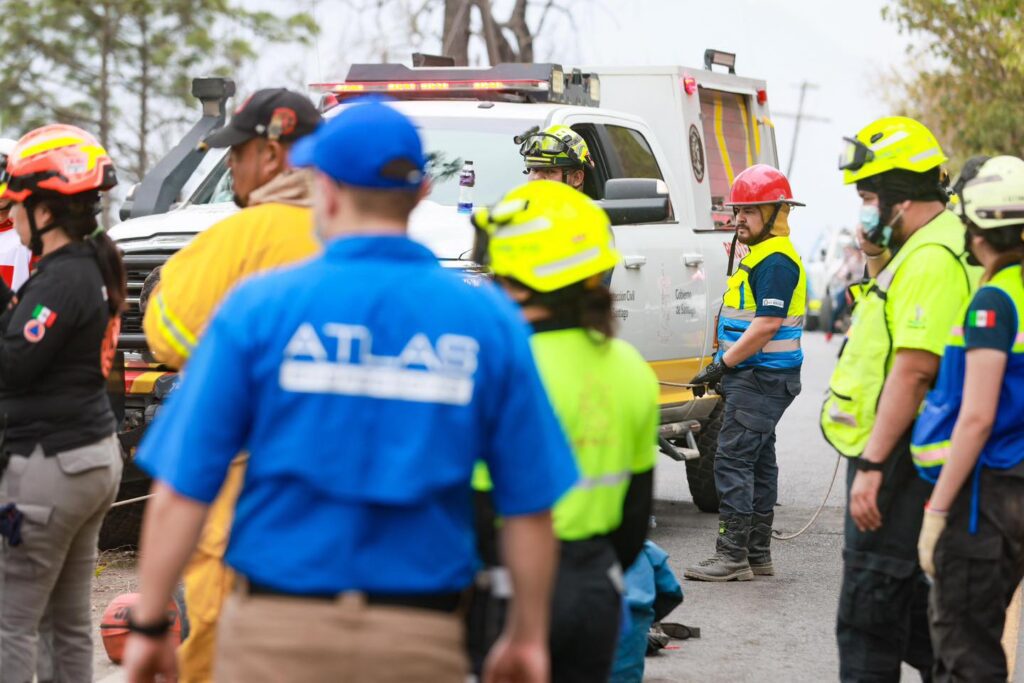 Vuelca camioneta en Nuevo León y deja 12 muertos; incidente provoca incendio forestal