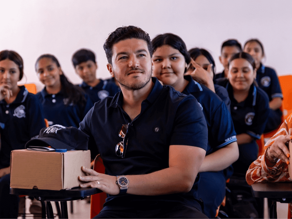 Samuel García entrega aulas nuevas y camiones en Juárez