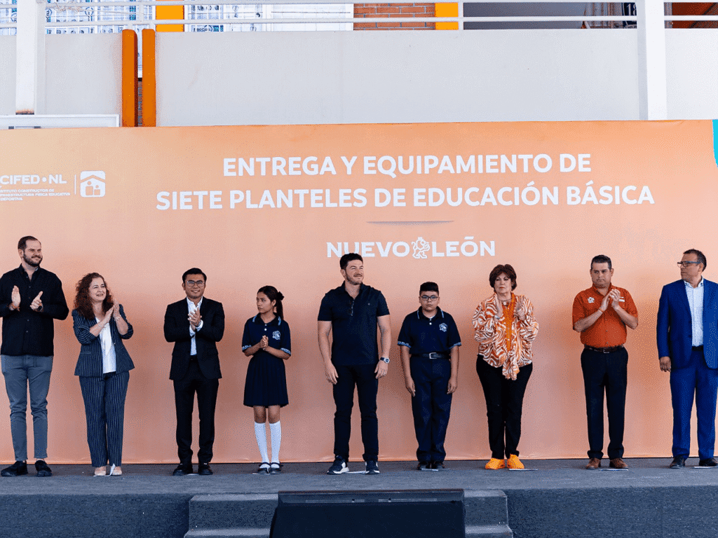 Samuel García entrega aulas nuevas y camiones en Juárez