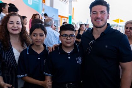 Samuel García entrega aulas nuevas y camiones en Juárez