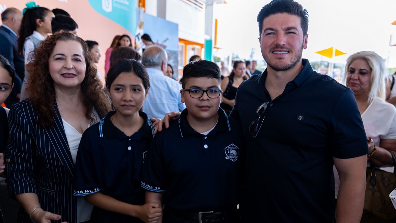 Samuel García entrega aulas nuevas y camiones en Juárez