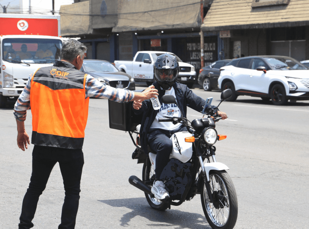 Más de 3 mil personas reciben hidratación del DIF Nuevo León por ola de calor