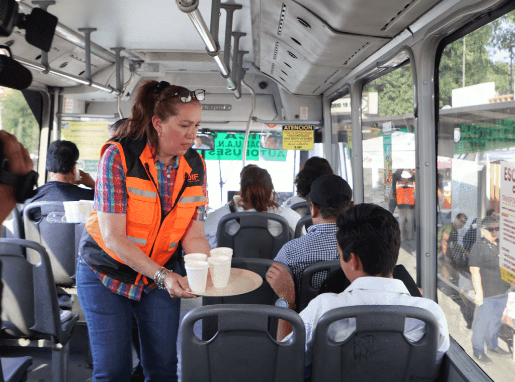 Más de 3 mil personas reciben hidratación del DIF Nuevo León por ola de calor