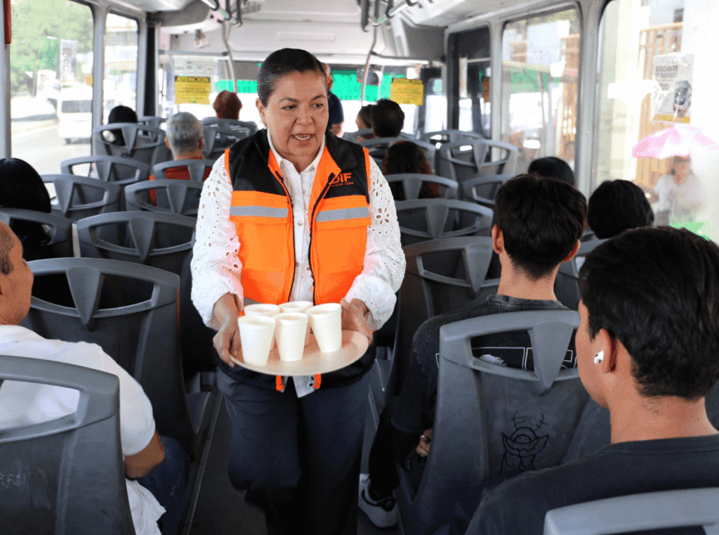 Más de 3 mil personas reciben hidratación del DIF Nuevo León por ola de calor