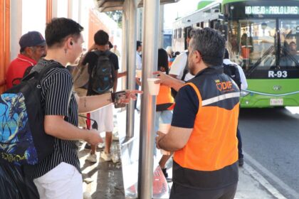 Más de 3 mil personas reciben hidratación del DIF Nuevo León por ola de calor