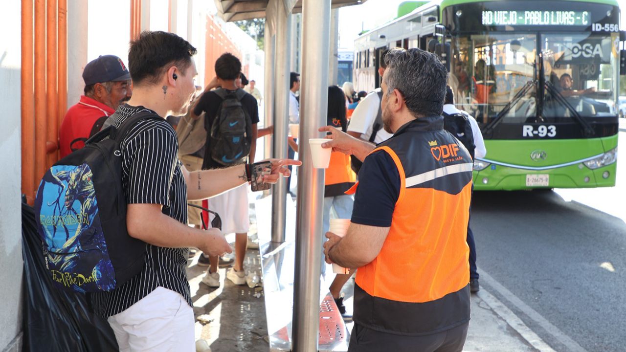 Más de 3 mil personas reciben hidratación del DIF Nuevo León por ola de calor