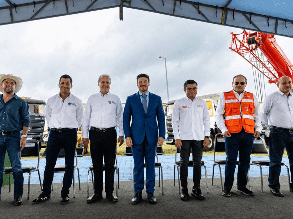 Entrega Samuel García 165 unidades para operatividad de Agua y Drenaje