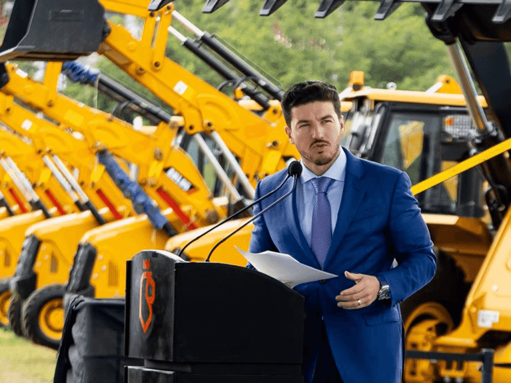 Entrega Samuel García 165 unidades para operatividad de Agua y Drenaje