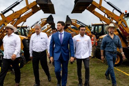 Entrega Samuel García 165 unidades para operatividad de Agua y Drenaje