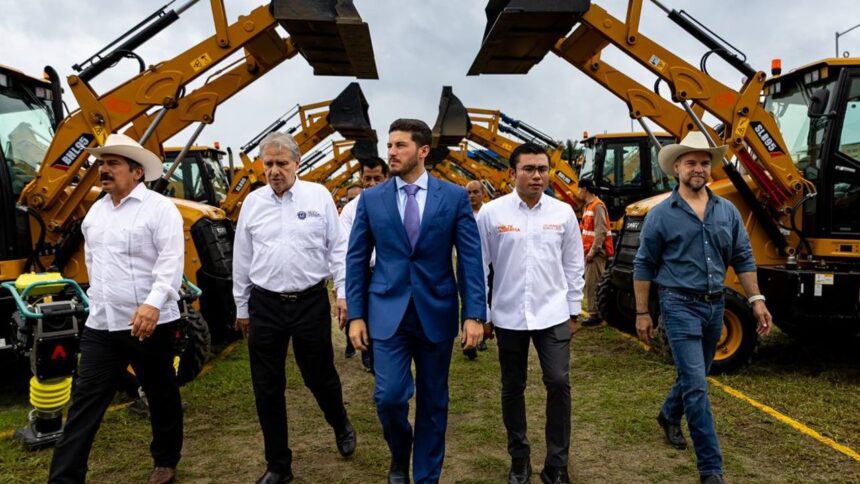 Entrega Samuel García 165 unidades para operatividad de Agua y Drenaje