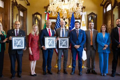 Samuel García fortalece lazos con alcaldes del sur de Texas