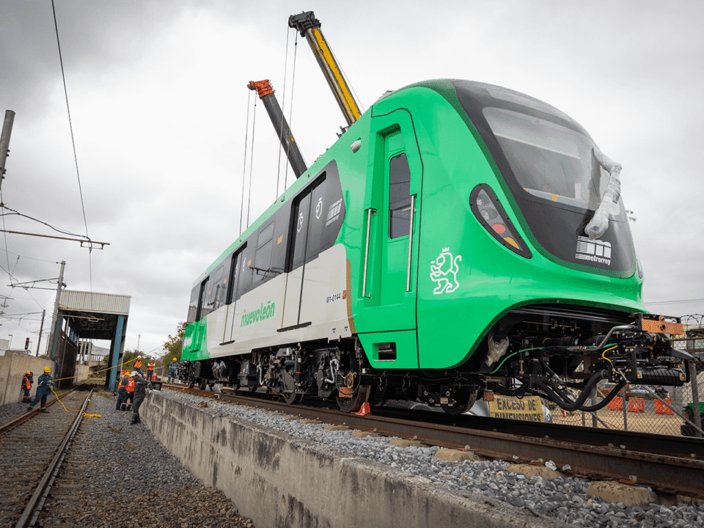 Recibe Samuel García nuevos trenes para Línea 1 del Metro