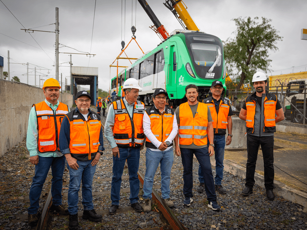 Recibe Samuel García nuevos trenes para Línea 1 del Metro