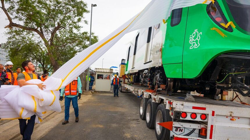 Recibe Samuel García nuevos trenes para Línea 1 del Metro