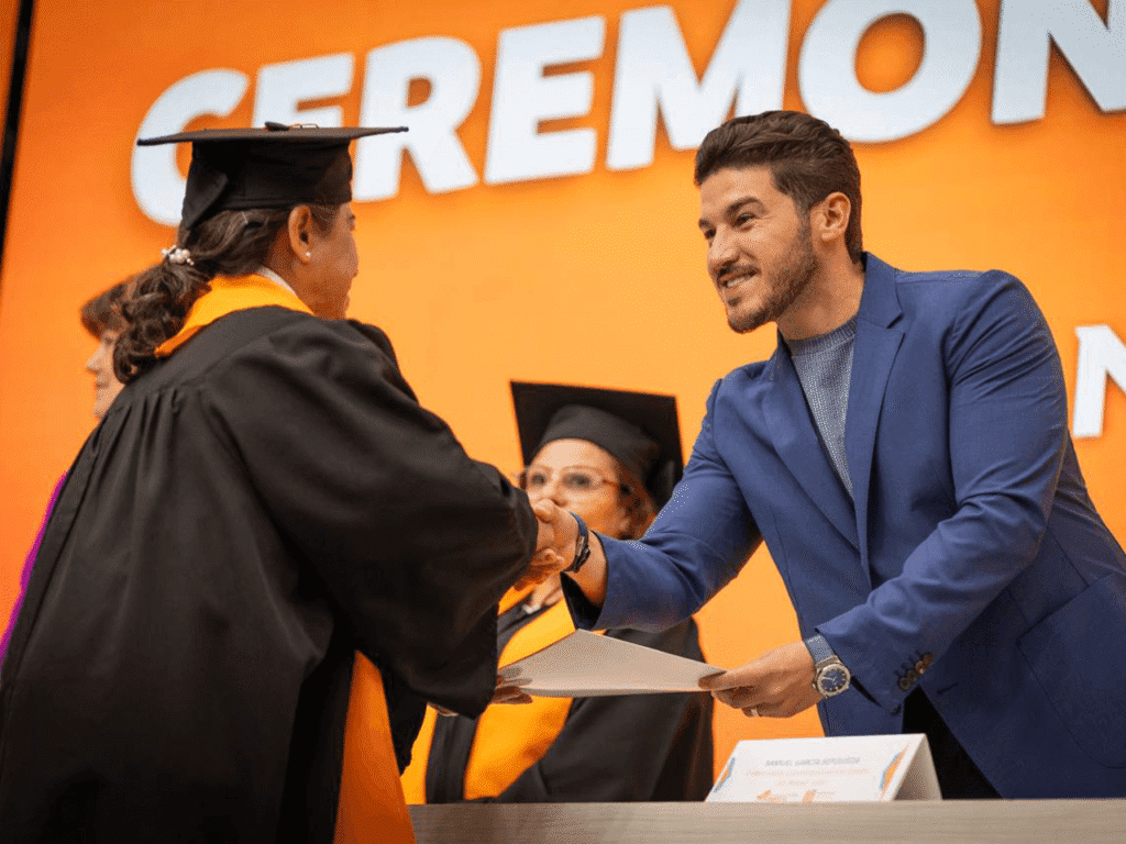 Atestigua Samuel García graduación de más de mil estudiantes de la Preparatoria Abierta