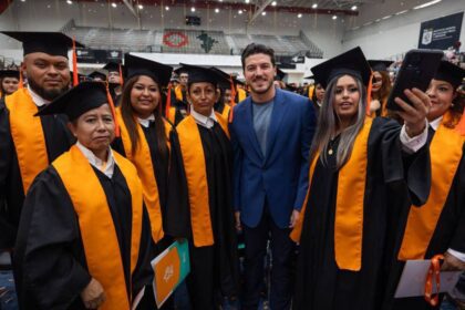 Atestigua Samuel García graduación de más de mil estudiantes de la Preparatoria Abierta