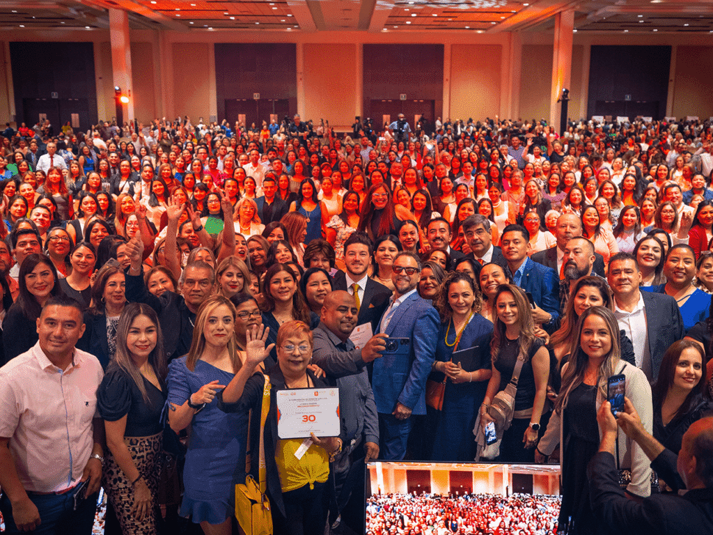 Samuel García, reconoció a 3 mil 160 docentes por 10, 20 y 30 años de servicio,