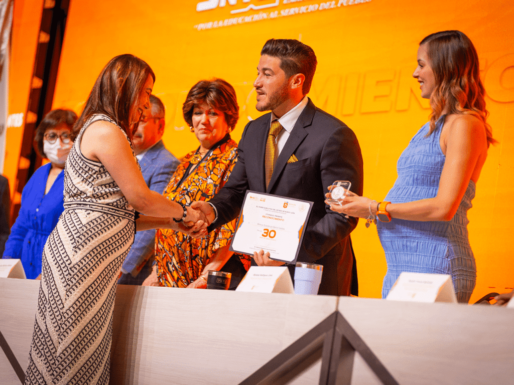 Samuel García, reconoció a 3 mil 160 docentes por 10, 20 y 30 años de servicio,