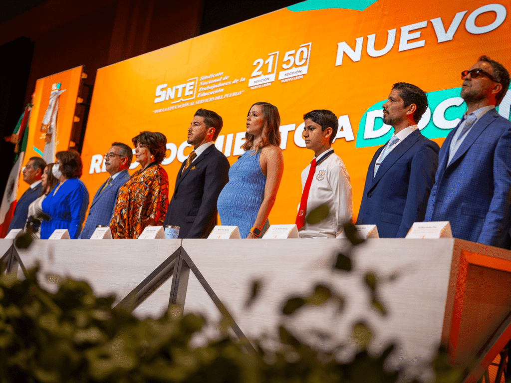 Samuel García, reconoció a 3 mil 160 docentes por 10, 20 y 30 años de servicio,