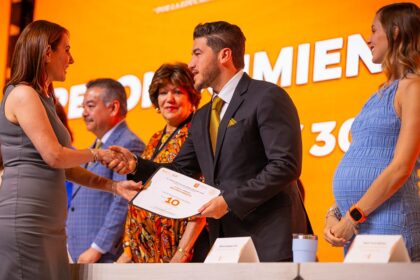 Samuel García, reconoció a 3 mil 160 docentes por 10, 20 y 30 años de servicio,