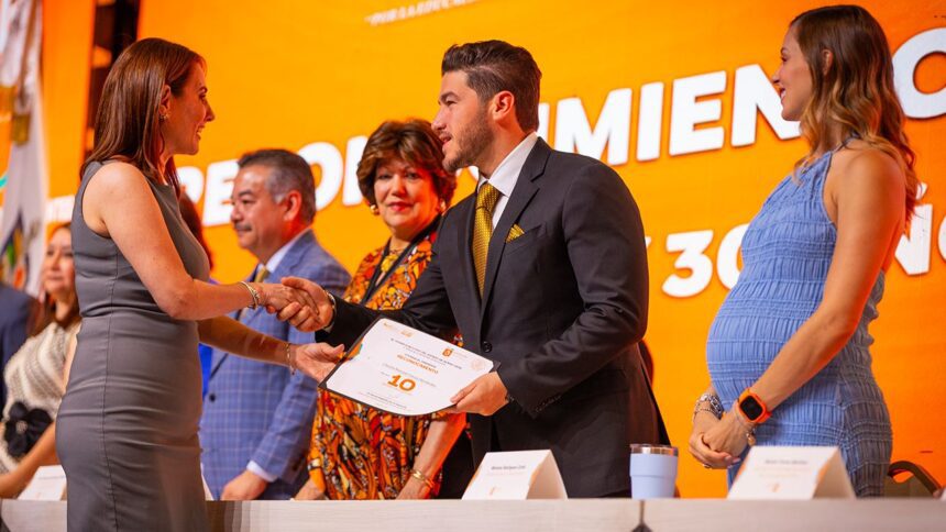 Samuel García, reconoció a 3 mil 160 docentes por 10, 20 y 30 años de servicio,