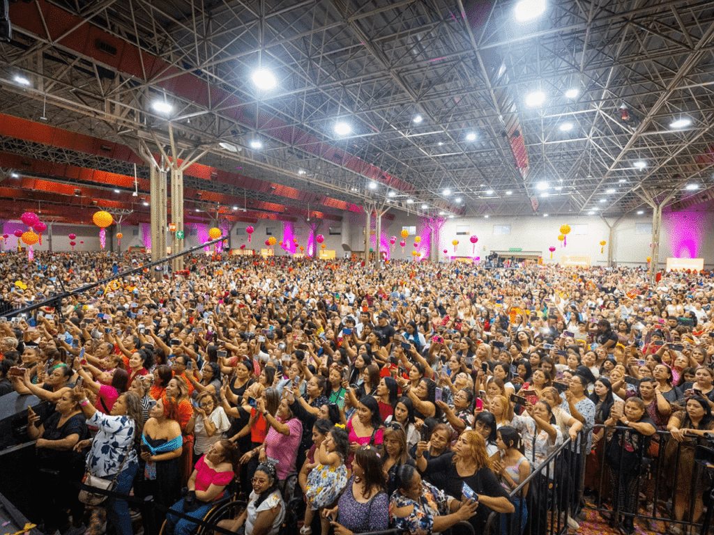 El Gobernador Samuel García y su esposa Mariana Rodríguez encabezaron el festejo del Día de las Madres en Cintermex y agradecieron a todas las mamás de Nuevo León