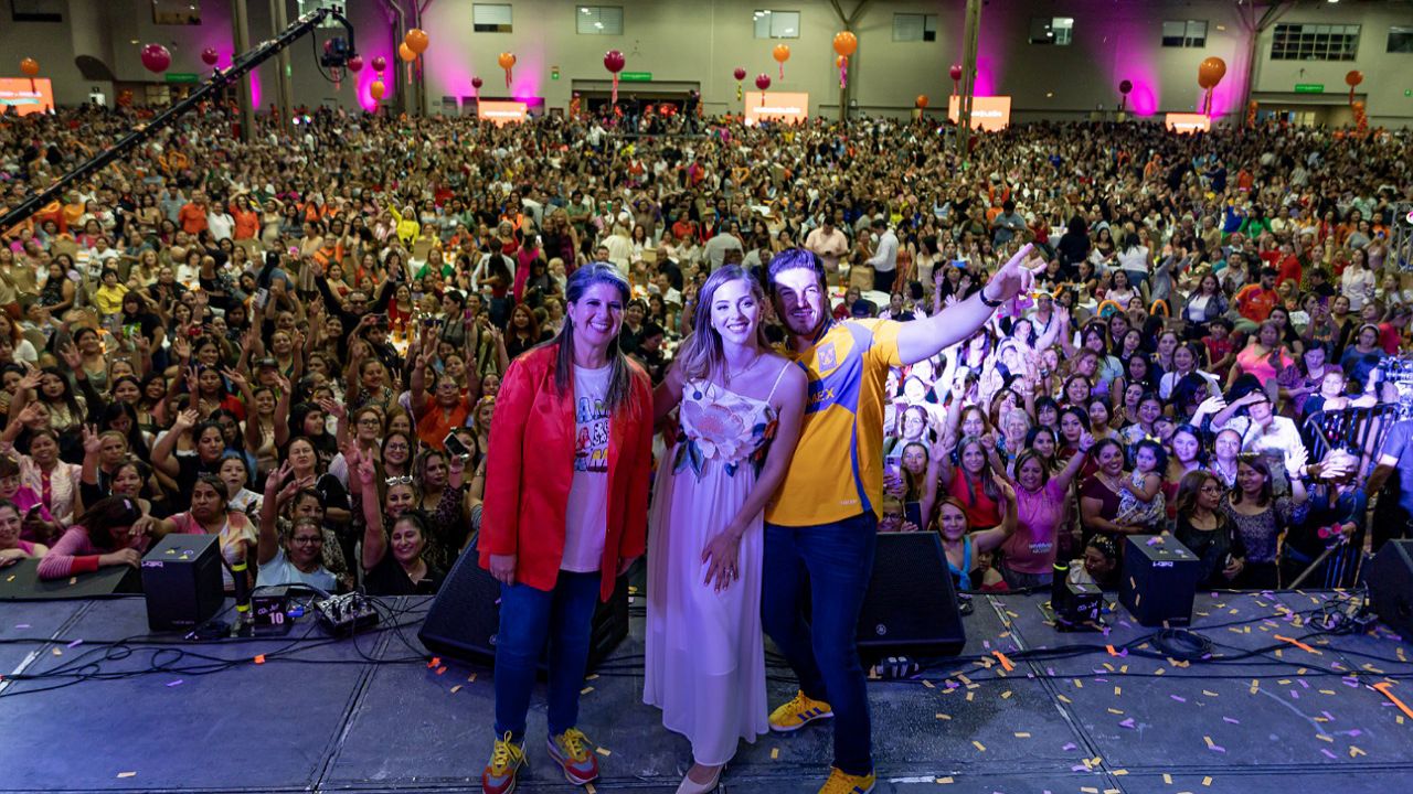 El Gobernador Samuel García y su esposa Mariana Rodríguez encabezaron el festejo del Día de las Madres en Cintermex y agradecieron a todas las mamás de Nuevo León