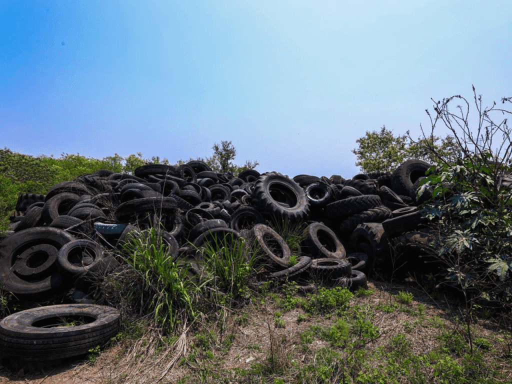 Suspenden tiradero clandestino en Cadereyta y evitan quema masiva de llantas