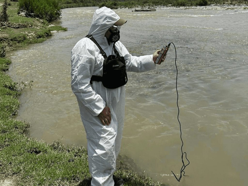 Autoridades ambientales de Nuevo León realizan indagatorias para detectar origen de peces muertos en Río Pesquería