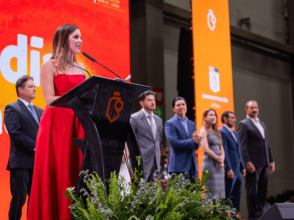 Festejan Samuel García y Mariana Rodríguez a Padres Servidores Públicos del Gobierno del Estado