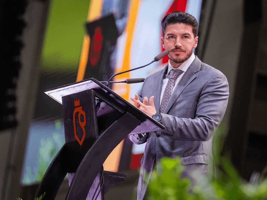 Festejan Samuel García y Mariana Rodríguez a Padres Servidores Públicos del Gobierno del Estado