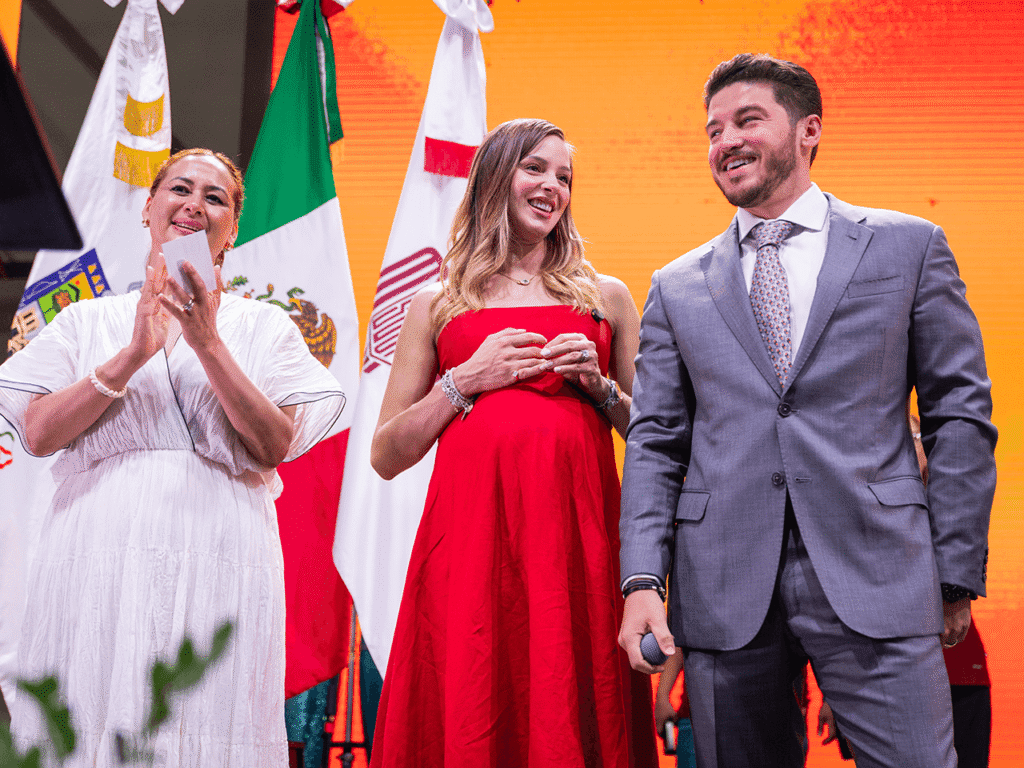 Festejan Samuel García y Mariana Rodríguez a Padres Servidores Públicos del Gobierno del Estado