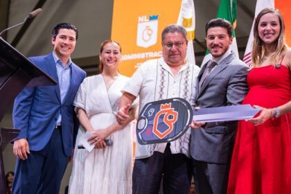 Festejan Samuel García y Mariana Rodríguez a Padres Servidores Públicos del Gobierno del Estado