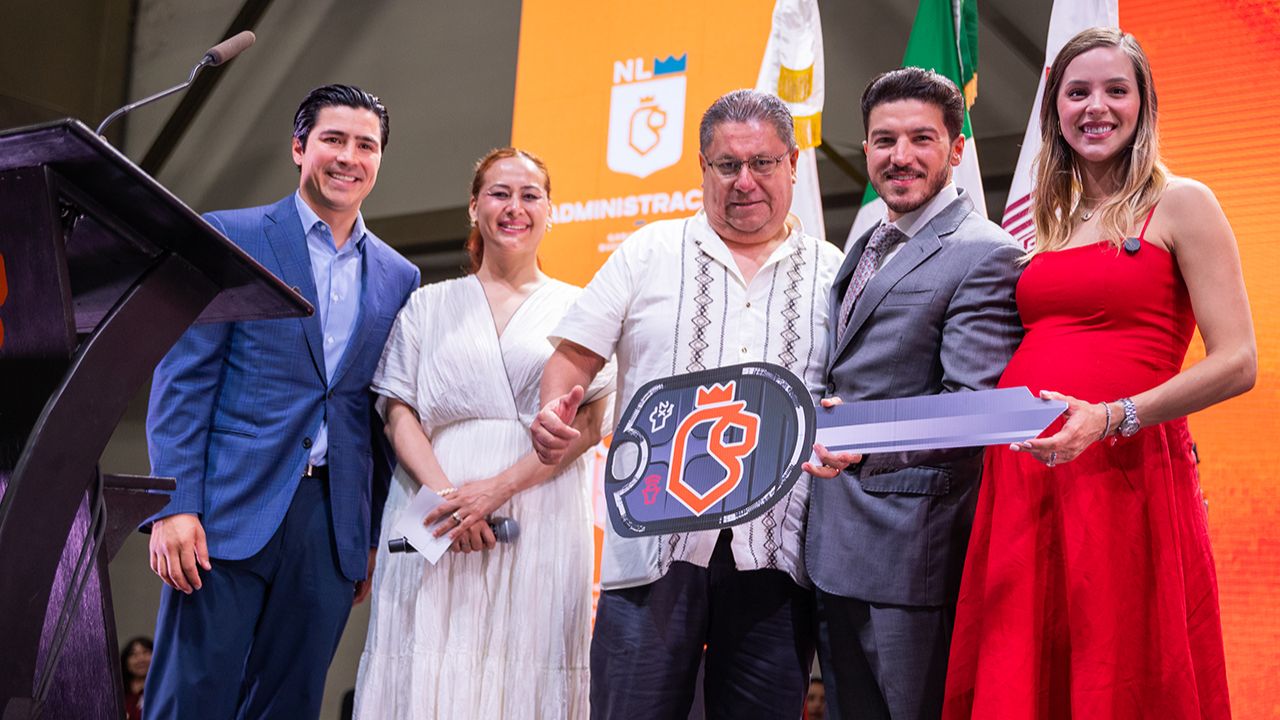 Festejan Samuel García y Mariana Rodríguez a Padres Servidores Públicos del Gobierno del Estado