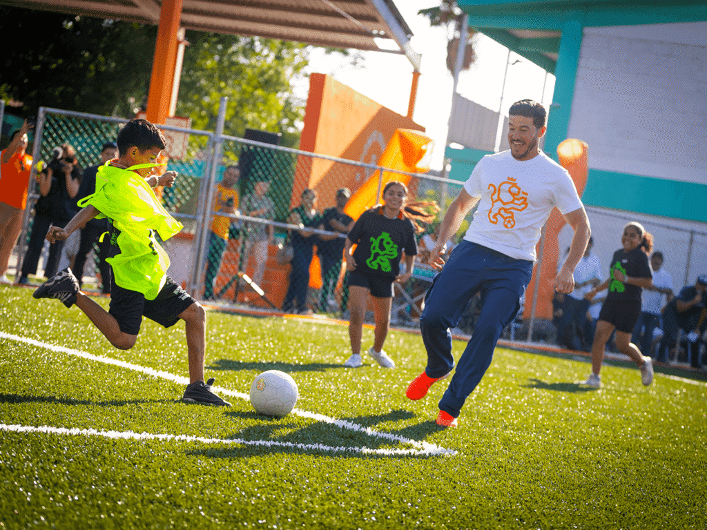 Samuel García participa en “cascarita” con estudiantes de San Bernabé, dentro del programa “Ponte Nuevo, Ponte Mundial”