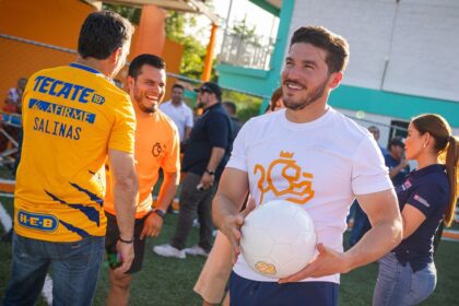 Samuel García participa en “cascarita” con estudiantes de San Bernabé, dentro del programa “Ponte Nuevo, Ponte Mundial”