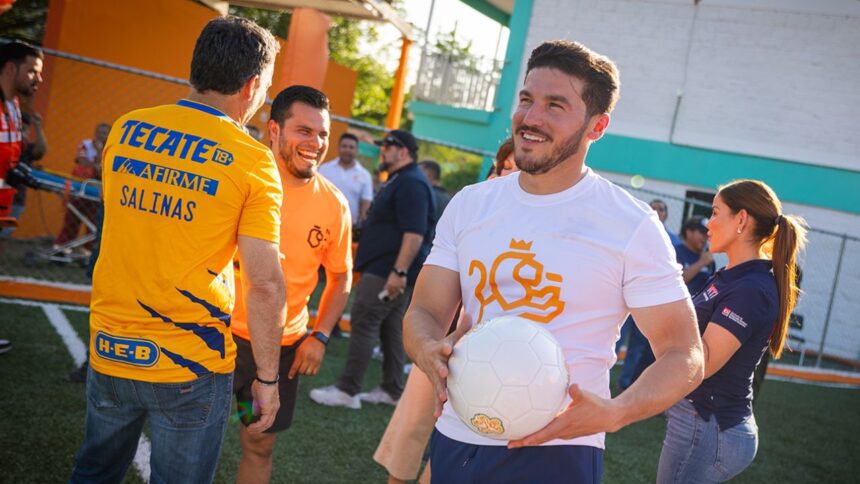 Samuel García participa en “cascarita” con estudiantes de San Bernabé, dentro del programa “Ponte Nuevo, Ponte Mundial”