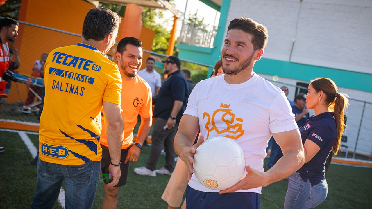 Samuel García participa en “cascarita” con estudiantes de San Bernabé, dentro del programa “Ponte Nuevo, Ponte Mundial”
