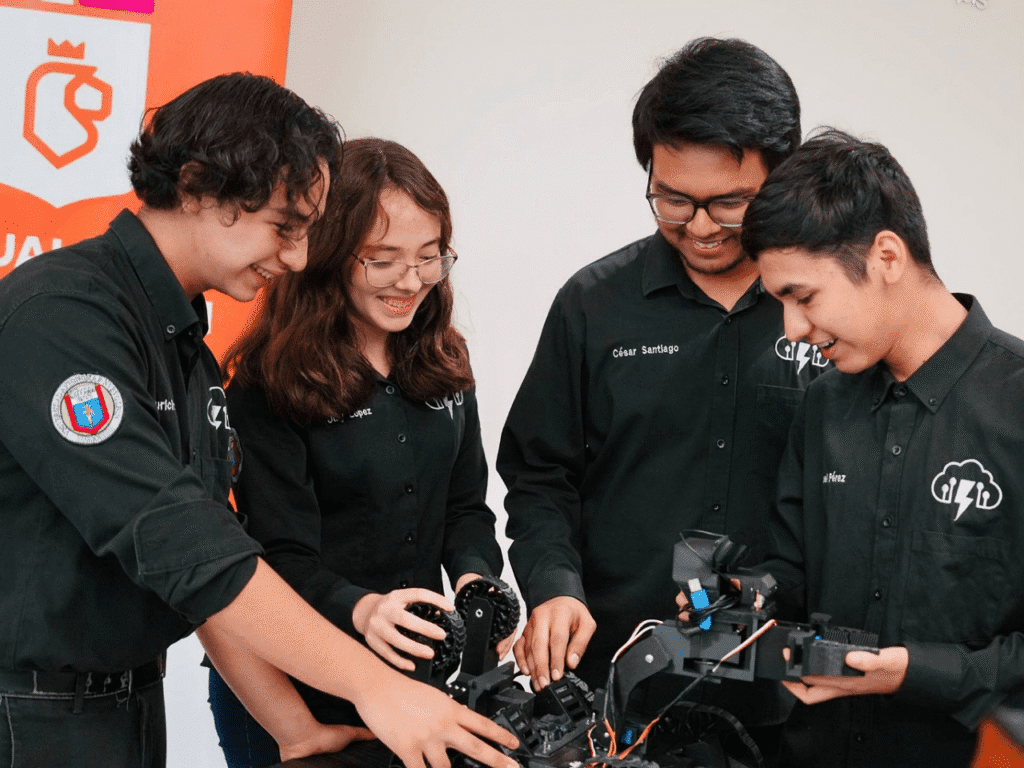 Estudiantes de la Preparatoria 15 Florida de la UANL que representarán a México en el RoboCup 2025