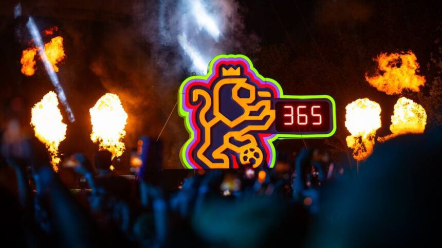 Samuel García encendió el reloj que tendrá el conteo para el Mundial 2026 y estará ubicado en el Parque Fundidora