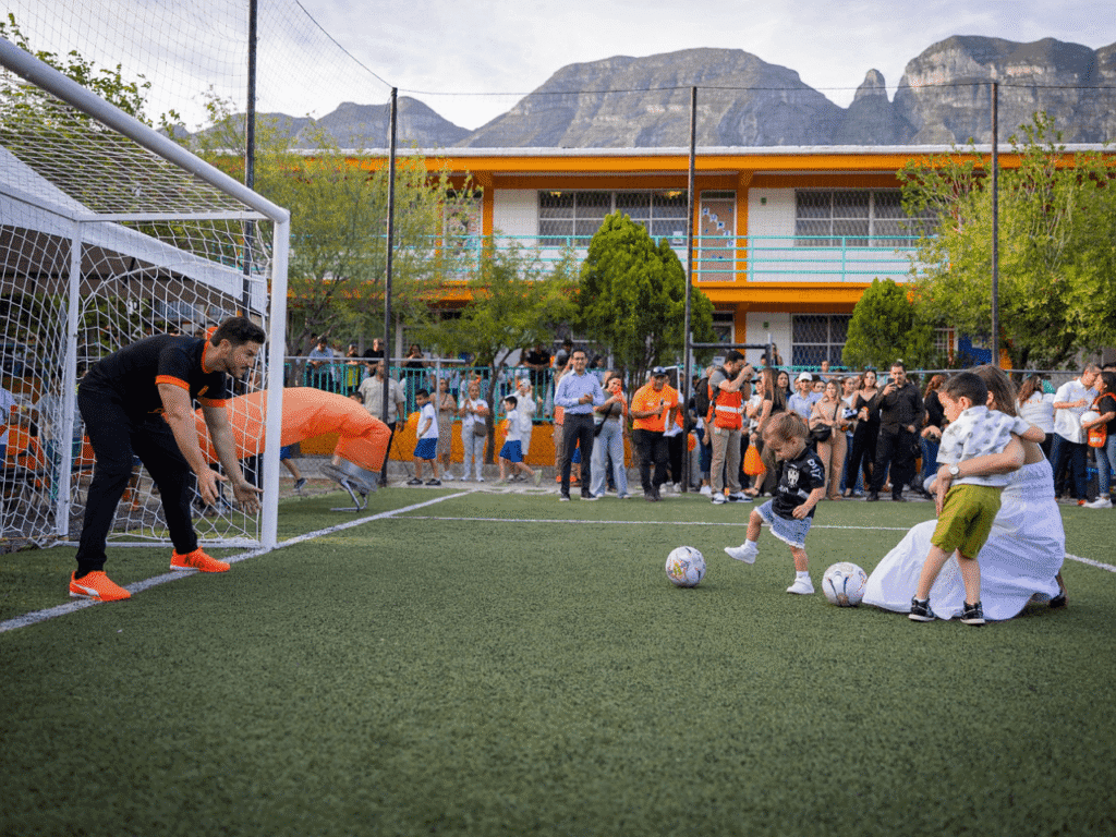 Pequeños de Santa Catarina, se suman a “cascarita” de futbol para promover la convivencia y el deporte