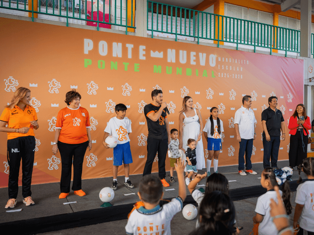 Pequeños de Santa Catarina, se suman a “cascarita” de futbol para promover la convivencia y el deporte