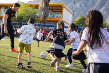Pequeños de Santa Catarina, se suman a “cascarita” de futbol para promover la convivencia y el deporte